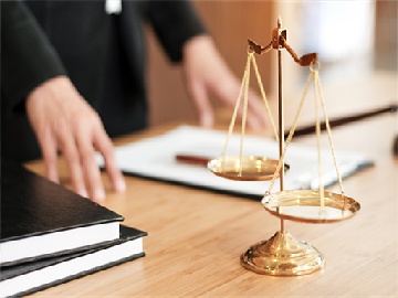 老人逆行碰瓷行为涉及哪些法律责任？