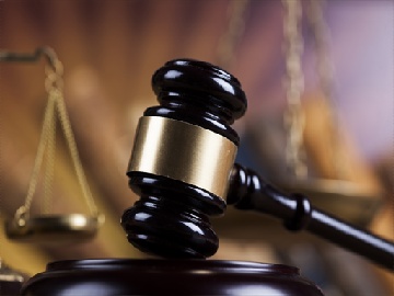 列车停滞乘客破窗透气被民警带走会受何处罚？